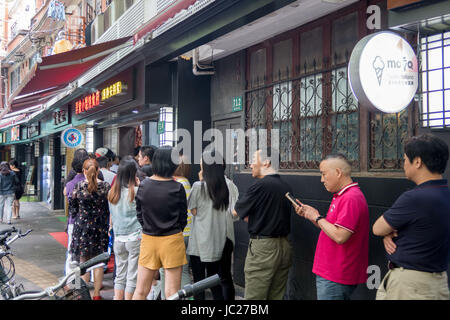 Shanghai, Shanghai, Chine. 13 Juin, 2017. Shanghai, Chine - 13 juin 2017 : (usage éditorial uniquement. Chine).Les gens attendre dans une longue lignée d'acheter de délicieuses nouilles wonton et à un restaurant bien connu dans la région de Shanghai, Juin 14th, 2017.Les Chinois sont prêts à attendre pendant une heure pour savourer de délicieux aliments. Crédit : SIPA Asie/ZUMA/Alamy Fil Live News Banque D'Images