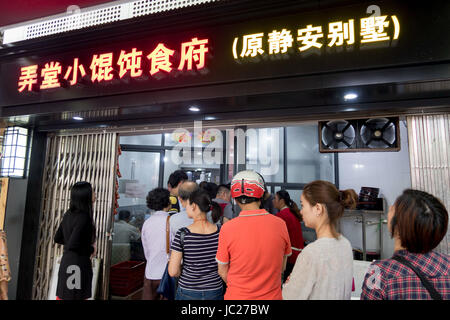 Shanghai, Shanghai, Chine. 13 Juin, 2017. Shanghai, Chine - 13 juin 2017 : (usage éditorial uniquement. Chine).Les gens attendre dans une longue lignée d'acheter de délicieuses nouilles wonton et à un restaurant bien connu dans la région de Shanghai, Juin 14th, 2017.Les Chinois sont prêts à attendre pendant une heure pour savourer de délicieux aliments. Crédit : SIPA Asie/ZUMA/Alamy Fil Live News Banque D'Images