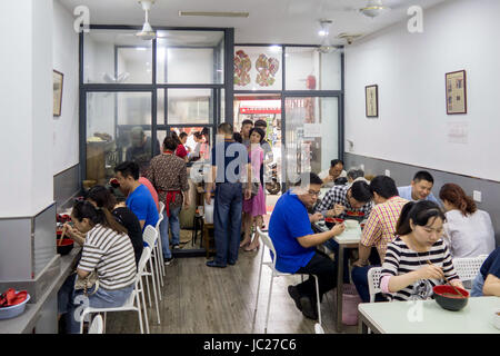 Shanghai, Shanghai, Chine. 13 Juin, 2017. Shanghai, Chine - 13 juin 2017 : (usage éditorial uniquement. Chine).Les gens attendre dans une longue lignée d'acheter de délicieuses nouilles wonton et à un restaurant bien connu dans la région de Shanghai, Juin 14th, 2017.Les Chinois sont prêts à attendre pendant une heure pour savourer de délicieux aliments. Crédit : SIPA Asie/ZUMA/Alamy Fil Live News Banque D'Images