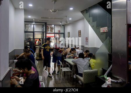 Shanghai, Shanghai, Chine. 13 Juin, 2017. Shanghai, Chine - 13 juin 2017 : (usage éditorial uniquement. Chine).Les gens attendre dans une longue lignée d'acheter de délicieuses nouilles wonton et à un restaurant bien connu dans la région de Shanghai, Juin 14th, 2017.Les Chinois sont prêts à attendre pendant une heure pour savourer de délicieux aliments. Crédit : SIPA Asie/ZUMA/Alamy Fil Live News Banque D'Images