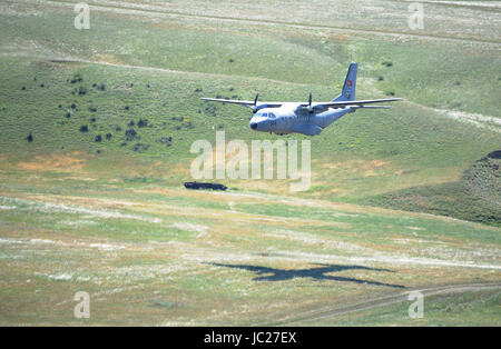 Tbilissi, Géorgie. 12 Juin, 2017. Un avion militaire est visible pendant un des exercices militaires conjoints sur la base militaire de Vaziani, près de Tbilissi, Géorgie, 12 juin, 2017. La Géorgie, l'Azerbaïdjan et la Turquie a lancé un des exercices militaires conjoints au nom de code 'Portrait' Eagle 2017 le 5 juin à la base militaire de Vaziani, près de la capitale géorgienne Tbilissi. Tamuna Crédit : Kulumbegashvili/Xinhua/Alamy Live News Banque D'Images