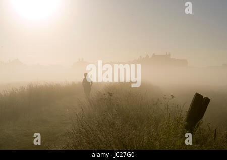 Suffolk Aldeburgh, UK. 14 Juin, 2017. Un marcheur est enveloppé dans un beau brouillard tôt le matin qu'elle est brûlée par le soleil au cours de l'estuaire de la rivière Alde à Aldeburgh sur la côte du Suffolk . Beau temps chaud devrait se répandre à travers la Grande-Bretagne à nouveau dans les prochains jours avec des températures atteignant jusqu'à 28 degrés dans certaines régions Crédit : Simon Dack/Alamy Live News Banque D'Images