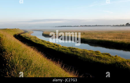 Suffolk Aldeburgh, UK. 14 Juin, 2017. Une brume matinale est brûlée par le soleil au cours de l'estuaire de la rivière Alde à Aldeburgh sur la côte du Suffolk . Beau temps chaud devrait se répandre à travers la Grande-Bretagne à nouveau dans les prochains jours avec des températures atteignant jusqu'à 28 degrés dans certaines régions Crédit : Simon Dack/Alamy Live News Banque D'Images