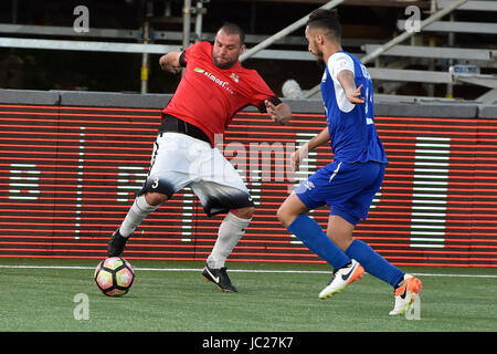 Brno, République tchèque. 13 Juin, 2017. De gauche Tomas mica à partir de la République tchèque et d'Israël Abitbul Prce en action au cours de l'EURO 2017 EMF minifootball match entre la République Tchèque et Israël à Brno, République tchèque le 13 juin 2017. Photo : CTK Vaclav Salek/Photo/Alamy Live News Banque D'Images