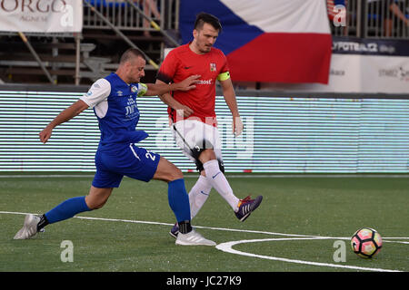 Brno, République tchèque. 13 Juin, 2017. À partir de la droite du Tchèque Michal Uhlir et Oleg Kuzmin d'Israël en action au cours de l'EURO 2017 EMF minifootball match entre la République Tchèque et Israël à Brno, République tchèque le 13 juin 2017. Photo : CTK Vaclav Salek/Photo/Alamy Live News Banque D'Images