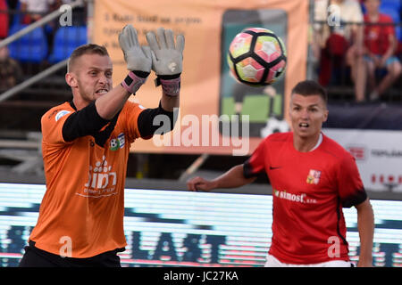 Brno, République tchèque. 13 Juin, 2017. De gauche Daniel Rodionov provenant d'Israël et du tchèque Ondrej Padera en action au cours de l'EURO 2017 EMF minifootball match entre la République Tchèque et Israël à Brno, République tchèque le 13 juin 2017. Photo : CTK Vaclav Salek/Photo/Alamy Live News Banque D'Images