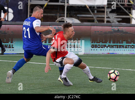 Brno, République tchèque. 13 Juin, 2017. De gauche Oleg Kuzmin provenant d'Israël et Jan Koudelka de République tchèque en action au cours de l'EURO 2017 EMF minifootball match entre la République Tchèque et Israël à Brno, République tchèque le 13 juin 2017. Photo : CTK Vaclav Salek/Photo/Alamy Live News Banque D'Images