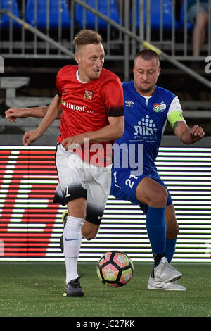 Brno, République tchèque. 13 Juin, 2017. De gauche Jan Koudelka de République tchèque et Oleg Kuzmin d'Israël en action au cours de l'EURO 2017 EMF minifootball match entre la République Tchèque et Israël à Brno, République tchèque le 13 juin 2017. Photo : CTK Vaclav Salek/Photo/Alamy Live News Banque D'Images