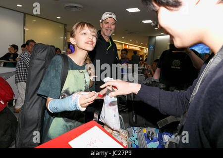 Chiba, Japon. 14 Juin, 2017. Le chanteur-compositeur Grace VanderWaal arrive à l'Aéroport International de Narita, le 14 juin 2017, Chiba, Japon. Malgré son vol ayant été retardé de 28 heures, le prodige de 13 ans semblait être de bonne humeur. Elle est venue au japon pour la première fois d'assister à sa mini vitrine à l'événement en direct et soutenu par Spottify le 17 juin, pour fêter ses débuts japonais. Credit : Rodrigo Reyes Marin/AFLO/Alamy Live News Banque D'Images