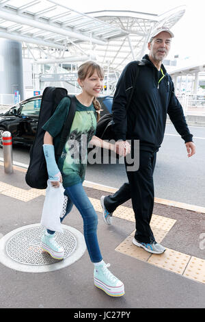 Chiba, Japon. 14 Juin, 2017. Le chanteur-compositeur Grace VanderWaal arrive à l'Aéroport International de Narita, le 14 juin 2017, Chiba, Japon. Malgré son vol ayant été retardé de 28 heures, le prodige de 13 ans semblait être de bonne humeur. Elle est venue au japon pour la première fois d'assister à sa mini vitrine à l'événement en direct et soutenu par Spottify le 17 juin, pour fêter ses débuts japonais. Credit : Rodrigo Reyes Marin/AFLO/Alamy Live News Banque D'Images