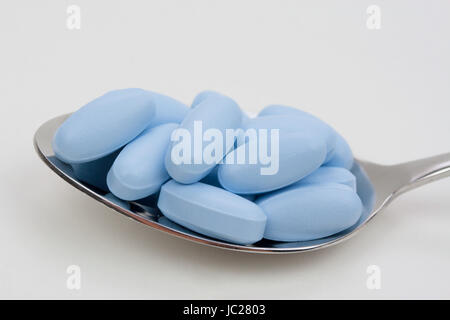 Loeffel mit blauen Tabletten Banque D'Images