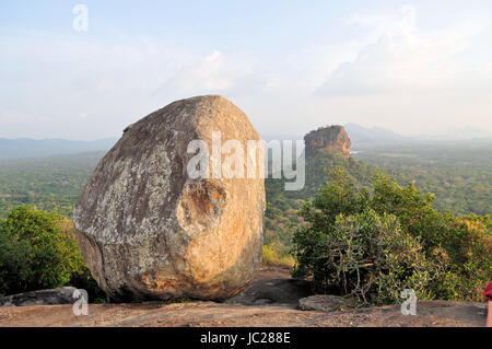 Vue de l'Pidurungala rock à Lion Sigiriya Rock Fortress in Sri Lanka, soi-disant 8e merveille du monde et ancien monastère Banque D'Images