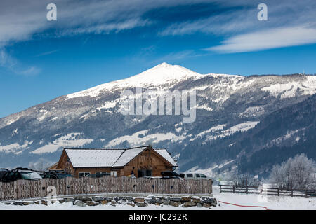 Vieille maison de bois de haute montagne enneigée dans les Alpes autrichiennes Banque D'Images