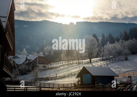 Magnifique coucher de soleil sur highland village alpin couvert de neige Banque D'Images