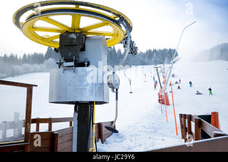 Remontées mécaniques de ski à pied de pente à ski Alpes autrichiennes Banque D'Images