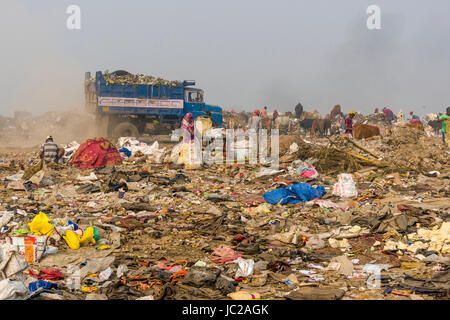 Un camion chargé de déchets est la conduite sur haut de dusty dhapa dépotoir, les travailleurs sont la collecte des matériaux recyclables Banque D'Images