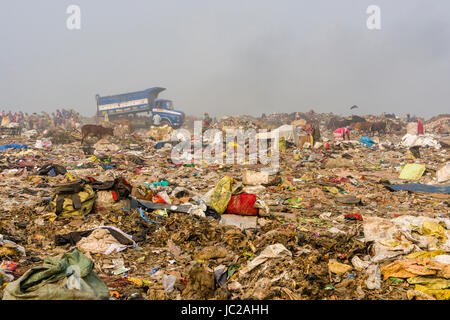 Un camion chargé de déchets est la conduite sur haut de dusty dhapa dépotoir, les travailleurs sont la collecte des matériaux recyclables Banque D'Images