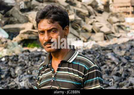 Portrait d'un homme faire le tri des matières plastiques recyclables dans dhapa dépotoir Banque D'Images