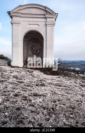 Chapelle sur le chemin de croix de Mikulov à Svaty Kopecek hill dans Palava montagnes en Moravie du Sud en République tchèque au cours de journée de printemps avec blue Banque D'Images