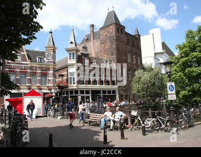 Oudegracht canal dans le vieux centre-ville d'Utrecht, aux Pays-Bas avec tadskasteel "Manoir Médiéval Oudaen' sur la droite Banque D'Images