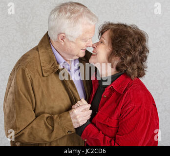 Plus d'amour l'homme et la femme qui s'embrassent Banque D'Images