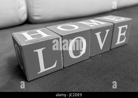 Photo conceptuelle des termes 'Accueil' et 'love' écrit par des lettres sur les briques Banque D'Images