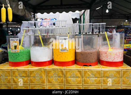 KOTA Kinabalu, Sabah, Malaisie - 10 juin 2017 : Night Market stall vendre variété de jus avec différentes saveurs. Banque D'Images