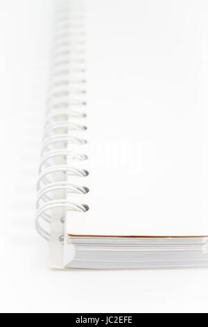 Ordinateur portable blanc spirale isolé sur fond blanc, stock photo Banque D'Images