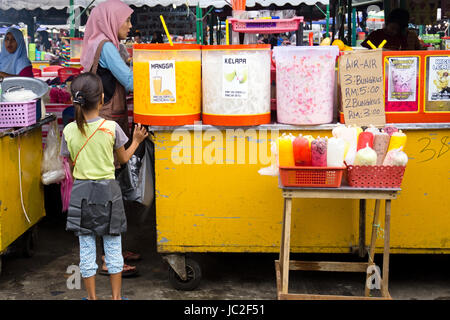 KOTA Kinabalu, Sabah, Malaisie - 10 juin 2017 : Jeune fille acheter boisson au night market stall vendre variété de jus avec différentes saveurs. Banque D'Images