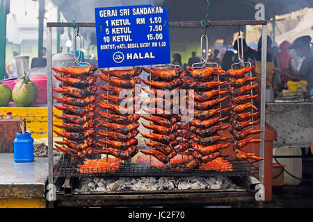 KOTA Kinabalu, Sabah, Malaisie - 10 juin 2017 : Nuit stand vente d'ailes de poulet grillé halal avec signe. Banque D'Images