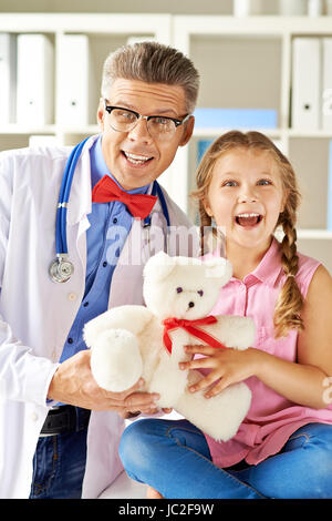 Fille de joie et son médecin à l'hôpital de Banque D'Images