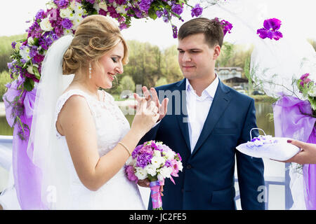 Portrait of happy bride mettre la main sur l'anneau d'or à la cérémonie du mariage de mariés Banque D'Images