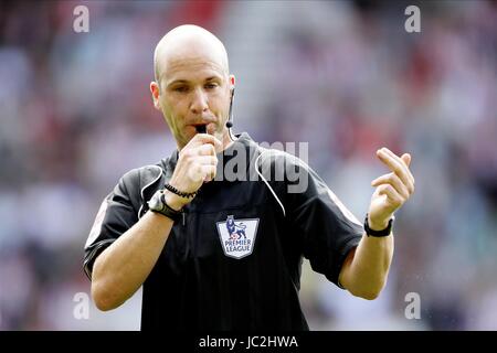 ANTHONY TAYLOR PREMIERSHIP ARBITRE ARBITRE PREMIERSHIP STADE DE LA LUMIÈRE SUNDERLAND ENGLAND 14 Août 2010 Banque D'Images