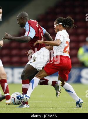 JONATHAN FORTE ET EDGAR DAVIDS SCUNTHORPE UNITED V PA DE CRISTAL PARC GLANFORD SCUNTHORPE ANGLETERRE 28 Août 2010 Banque D'Images