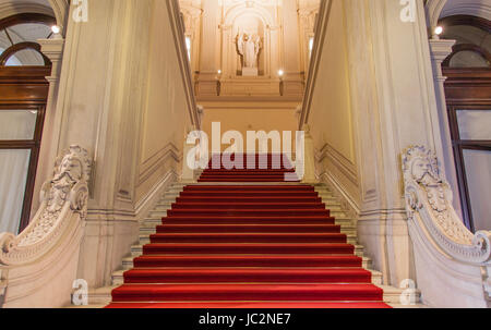 Entrée élégante dans un vieux palais italien. Banque D'Images