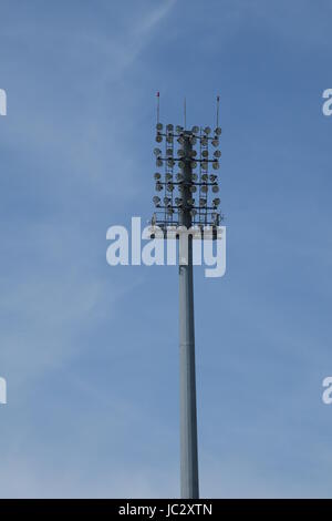 Compte tenu du stade contre le ciel bleu Banque D'Images