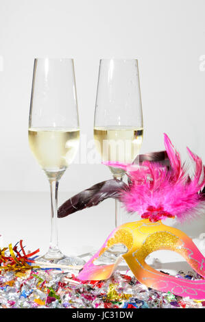 Sekt, Silvester, neujahr, sektgläser, jubiläum, champagner, feier, parti, geburtstag, fasching, fastnacht, karneval, Prost, prosit, konfetti, Sylvester, glas, gläser, maske, karnevalsmaske, sektglas, helau, alaaf, alkohol, getränk, trinken, anstoßen zuprosten fest,, Banque D'Images