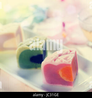 La peau de neige colorés sur les gâteaux de plaque blanche avec verre. Festival de mi-automne chinois aliments. Banque D'Images