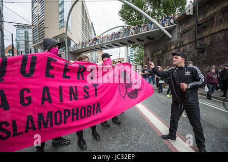 Anti-fascistes LGBT s'opposer à l'anti-islamique dirigé par Tommy Robinson mars dans le centre-ville de Manchester, au Royaume-Uni. Banque D'Images