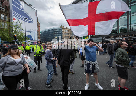 Environ 1 000 fréquentent 'de droite s'unissent contre la haine" anti-islamique et rallye mars dirigée par Tommy Robinson dans le centre-ville de Manchester, au Royaume-Uni. Banque D'Images