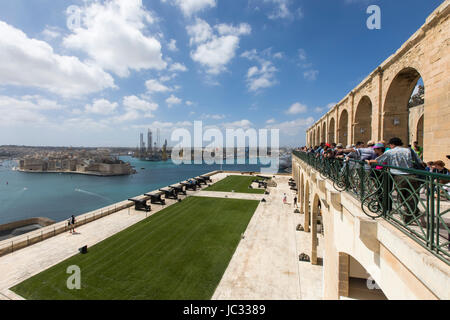 Malte, Grand Port, La Valette, vue à partir de la région de Barrakka Gardens sur Birgu, Vittoriosa, Three-Cities, canons de la batterie de salut, Banque D'Images