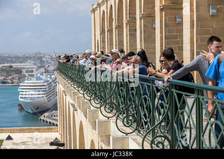 Malte, Grand Port, La Valette, vue à partir de la région de Barrakka Gardens sur Birgu, Vittoriosa, Three-Cities, canons de la batterie de salut, Banque D'Images