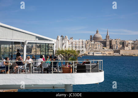 Toits de La Valette, capitale de Malte, la coupole de l'église des Carmes et clocher de Saint Paul's Anglican Pro église cathédrale, terrasse de restaurant dans la région de Slie Banque D'Images