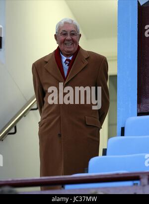 DOUG ELLIS, ANCIEN PRÉSIDENT DU PARC VILLA ASTON VILLA BIRMINGHAM ENGLAND 18 Septembre 2010 Banque D'Images