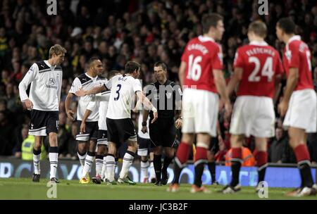 MARK CLATENBURG EST ENTOURÉ MANCHESTER UNITED V SPURS Old Trafford Manchester en Angleterre le 30 octobre 2010 Banque D'Images