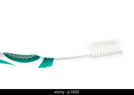 Brosse à dents usées vert sur fond blanc Banque D'Images