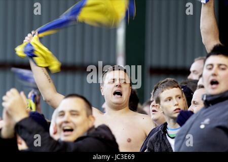 Célébrer DES FANS DE LEEDS LEEDS UNITED V BURNLEY BURNLEY TURF MOOR Angleterre 11 Décembre 2010 Banque D'Images