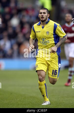 BRADLEY JOHNSON LEEDS UNITED FC LEEDS UNITED FC BURNLEY TURF MOOR Angleterre 11 Décembre 2010 Banque D'Images