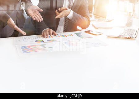 L'homme d'affaires de l'équipe avec l'inspecteur des finances et secrétaire de faire rapport, le calcul ou la vérification de l'équilibre. Internal Revenue Service contrôle inspecteur d Banque D'Images