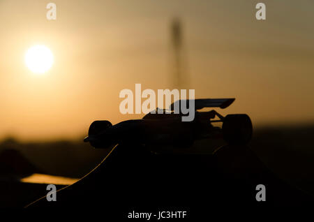 Forme de voiture de course classique avec coucher du soleil en arrière-plan Banque D'Images